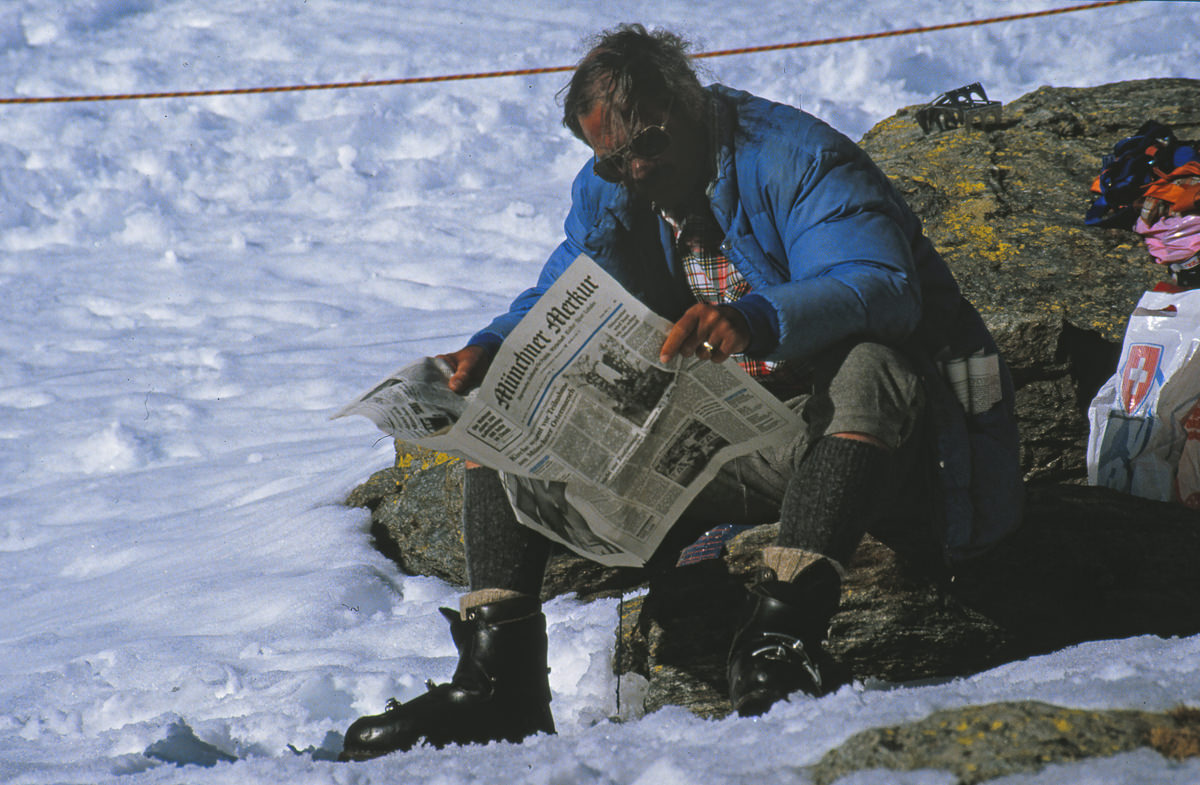 auch auf Schitouren bleibt die von zuhause mitgebrachte Zeitung interessant